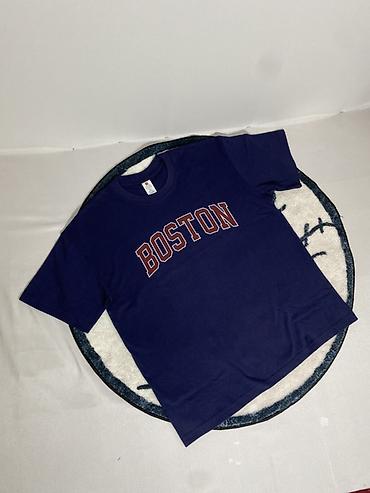 обувь drop: Футболка “BOSTON” - Унисекс, классический крой с круглым вырезом - — 2