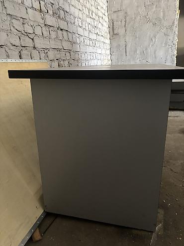 Офисные столы: Продаю офисные столы. Серый с задвижкой и шкафчиком, размер 90см х 70 — 3