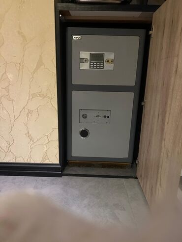 Elektron klaviatura ilə təchiz edilmiş bu iki hissəli seyf, alova