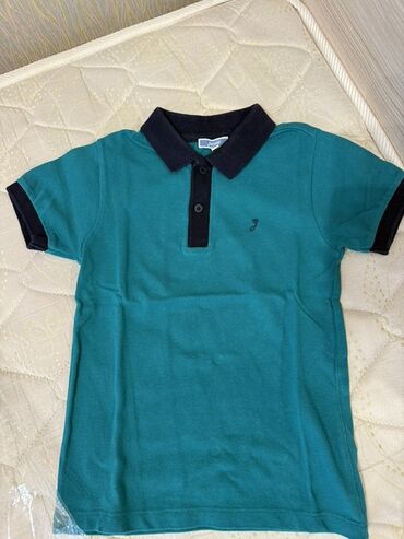 Köynəklər: Uşaq polo köynəyi - Model: qısaqoll polo - Rəng: zümrüd-yaşıl gövdə
