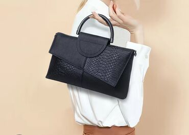 Классические сумки: Продаю сумки: 1. Коричневая. Размер 32х25. В комплекте длинный — 4