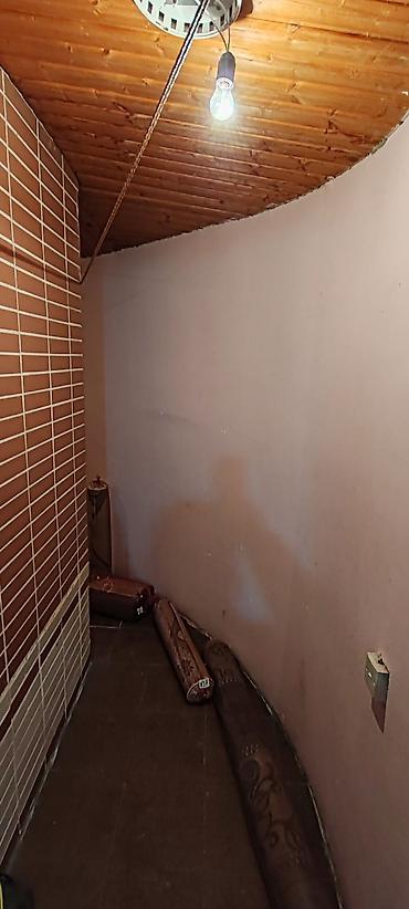 ev kirayesi: Kirayə üçün 1 otaqlı, ayrı girişli kiçik mənzil. Xüsusiyyətlər: - — 4