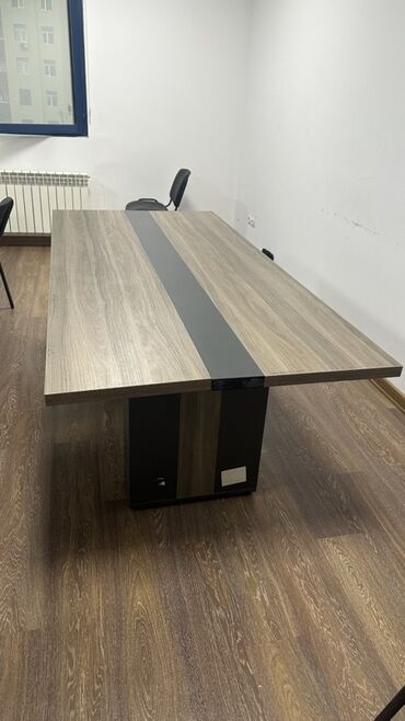 Sifarişlə konfrans masaları: Dördbucaq masa, Siyirməsiz, Teksturalı laminat — 2