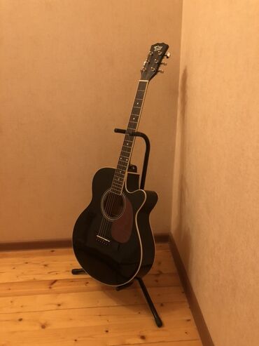 Elektro gitaralar: Ela veziyyetde akustik gitara Simleri yenidir Ciziq yoxdur bele Cox