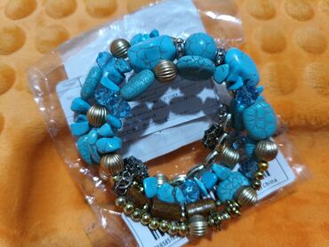 Наборы украшений: Набор бижутерии и аксессуаров Состав: - Брошь в форме пера — 13