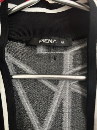 Kardiqanlar, jaketlər: Qadın uzun – PIENA - Rəng: qara, nazik ağ xətt naxışları - Model — 6