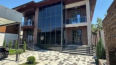 особняк панорама: Современный двухэтажный дом в актуальном стиле с панорамным — 8