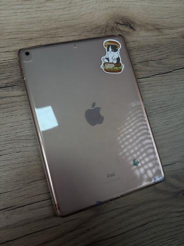IPad Apple в розовом цвете. Планшет с тонким металлическим корпусом