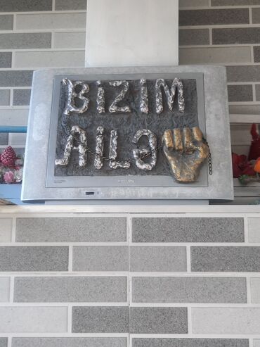 подарок мужу на новый год: Bu divar dekorasiyası "Bizim Ailə" yazısı və zəncirlənmiş yumruq