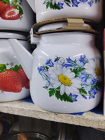 Эмалированный чайник с крышкой, белый, с цветочным рисунком (ромашки и