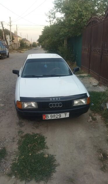 купить ауди бу: Белый седан Audi, оснащенный черным бампером, демонстрирует