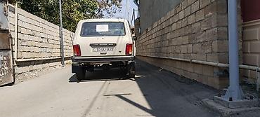 VAZ (LADA): LADA Niva 4x4 – ağ rəngli, 4qapılı SUV Əsas xüsusiyyətlər: - Tam — 4