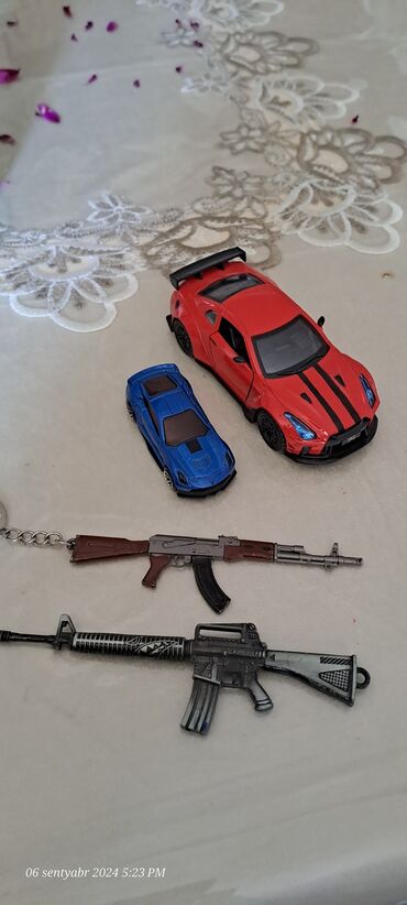 kinder surprise qiymeti: Səliqəli oyuncaq və brayloklar.Mavi Corvette və qırmızı GTR R-35 heç