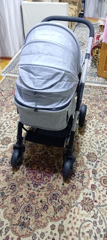 Gəzinti arabaları: Uşaq arabası – boz rəng, alüminium çərçivə Xüsusiyyətlər: - Geniş — 7