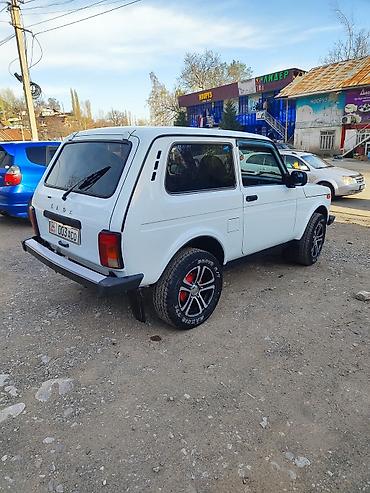 Унаа: ВАЗ (ЛАДА) 4x4 Niva: 2015 г., 1.7 л, Кол менен иштөөчү, Бензин, Жол тандабас — 4