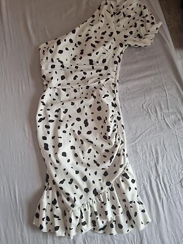 Asimetrična haljina sa tačkastim dezenom - Model: asimetrična, jedno