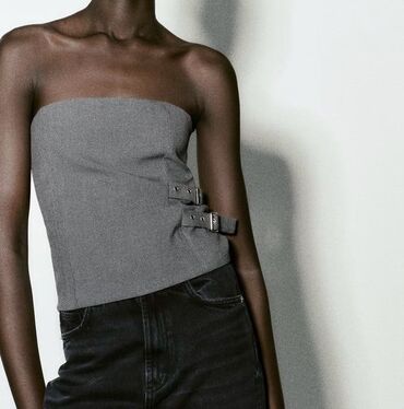 crop top new yorker: Zara nov top.Odgovara za m