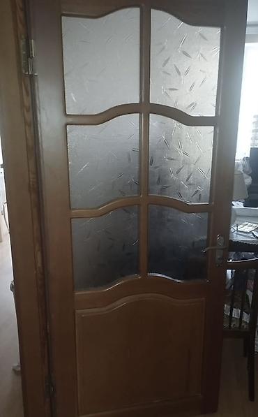 Şüşəli daxili qapı - Material: təbii ağac karkas, şüşə panellərlə -