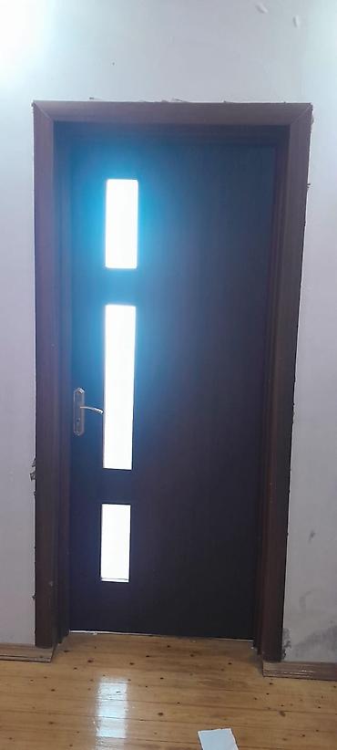 qapi ve pencere: Daxili qapı – tünd qəhvəyi rəngdə, şüşəli dizayn - Material: ağac — 1