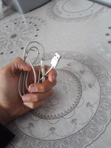 Kabellər: Kabel Apple, HDMI, İşlənmiş