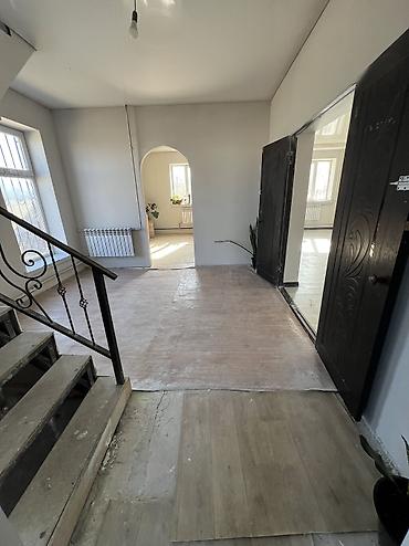домик с контейнера: Продается в городе Каракол большой 2этажный дом .дом построена — 8