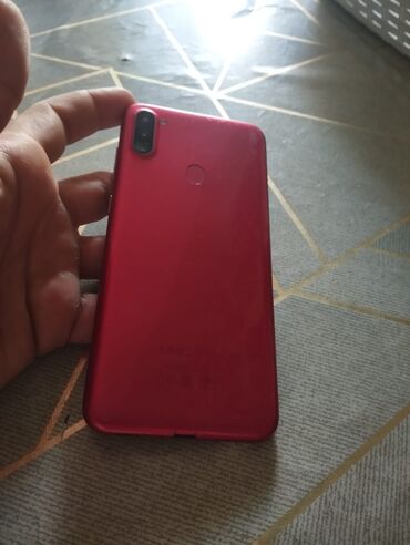 en ucuz samsung telefon: Samsung Galaxy A11, 4 GB, цвет - Красный, Отпечаток пальца, Две SIM карты, Face ID