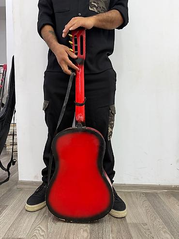 Akustik gitaralar: Qırmızı akustik gitara və çanta dəsti - Korpus: klassik akustik — 2