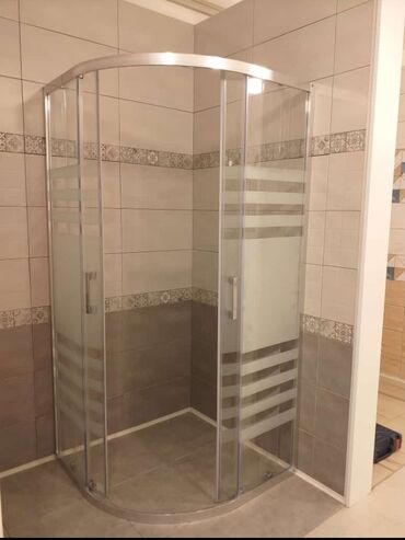 Duş kabinaları, arakəsmələr: Yeni Arakəsmə, Düzbucaqlı, Pulsuz çatdırılma — 24