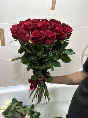 гирлянды для комнаты: Букет из 25 роз, доступный в двух цветовых вариантах: насыщенный