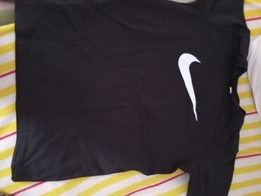 muški šorcevi za kupanje: Prodajem Nike komplet Majica i Pantalone