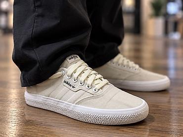 Мужские кроссовки, 40, Adidas Originals, Б/у, цвет - Белый, Самовывоз at lalafo.kg Мужские кроссовки, 40, Adidas Originals, Б/у, цвет - Белый, Самовывоз
