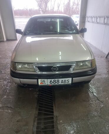 автомобиль ауди 4: Opel Vectra: 1990 г., 1.6 л, Механика, Бензин, Седан