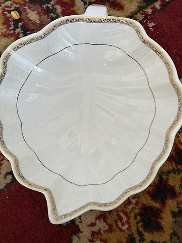 dish sets: Набор сервировочной посуды из белого фарфора с золотистым декором — 2