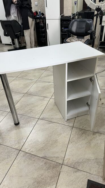 Маникюрные столы: Продаю маникюрный стол, состояние отличное. Цвет белый. Цена 4500