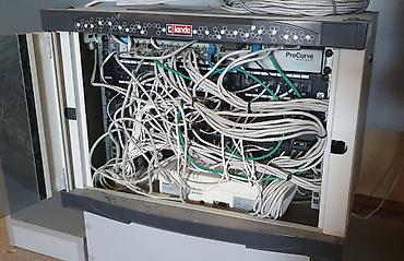 printerlər hp: Server avadanliqi satilir. LANDE divar tipli şəbəkə şkafı və içində — 2