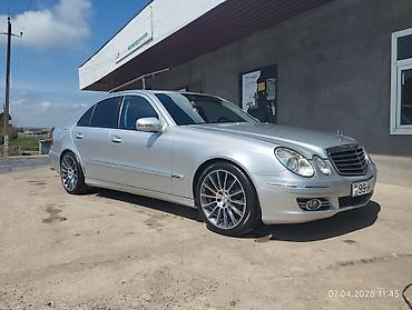 qar tekeri: Mercedes-Benz E-Class sedan, gümüşü rəng. - Korpus: 4 qapılı sedan — 3