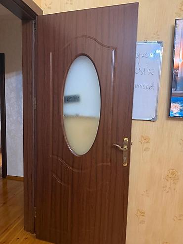Qapılar və aksessuarlar: Otaq qapısı – şüşəli, taxta teksturalı, Biri 50 manat,3 ədəd qapidir — 2