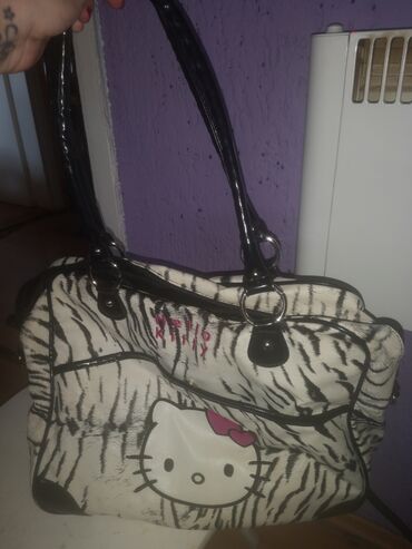 boja cigle: Prodajem Hello kitty torbu, očuvana u odličnom stanju