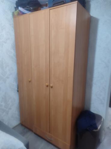 Шкаф распашной 3‑дверный, цвет светлое дерево (бук/ольха). Компактный
