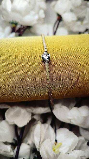 bordo crvena: Elegant narukvica sa disk perlama i priveskom u obliku krsta. - — 1