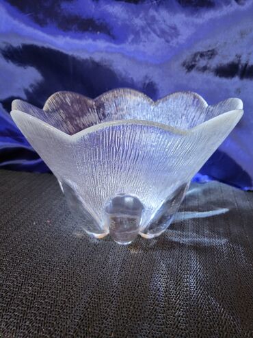 Činije: Cinija nemacka usnama duvano staklo iz 70ih.god. Cinija je — 1