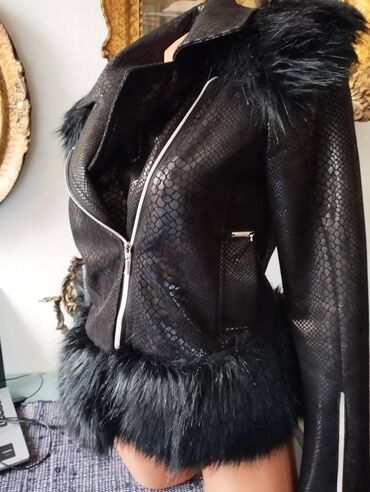crna jakna sa krznom: Jaknica sa krznom iz Katrin Gold kolekcije. Ima i kragnu od krzna oko