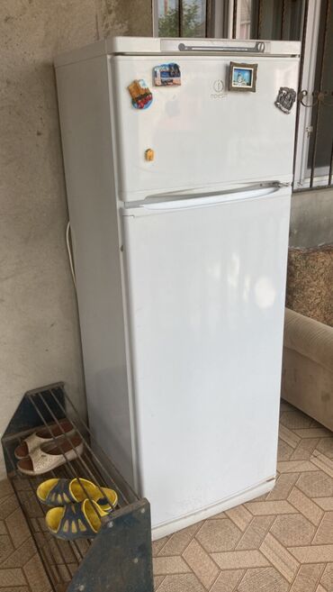стиральная машина бу: Indesit Холодильник цвет - Белый