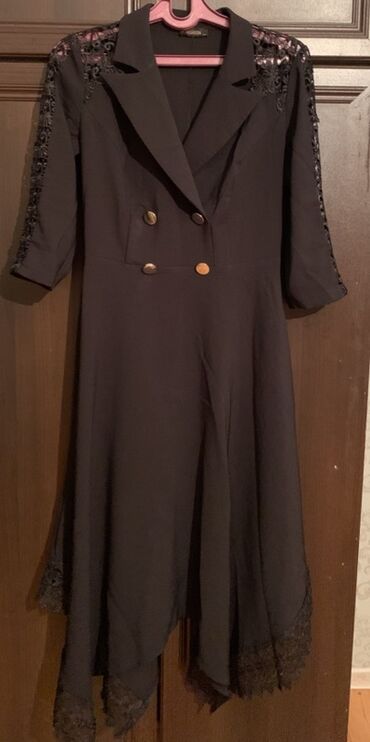 Qadın üçün qara elegan geyim – paltar/plaş-kombin tipli dizayn. -