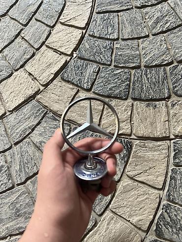 e class 220: Mersedes znakı Mercedes-Benz kapot emblemi (uclaqlı loqo) - Klassik — 1