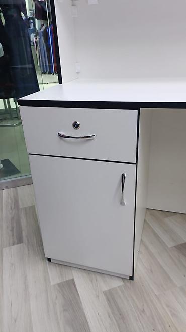 kassir is: Ağ rəngdə, mağaza və ofislər üçün nəzərdə tutulmuş kassir/resepsiyon — 2