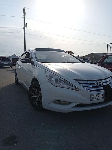 mersedes c 230: Hyundai Sonata (ağ rəng), sedan gövdə. - Güclü benzin mühərriki, ön — 3