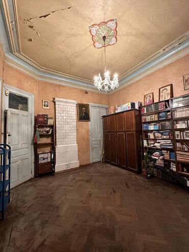 Binalar: Tarixi mərkəzdə yerləşən küçə mənzərəsi olan kommersiya obyektləri və — 32