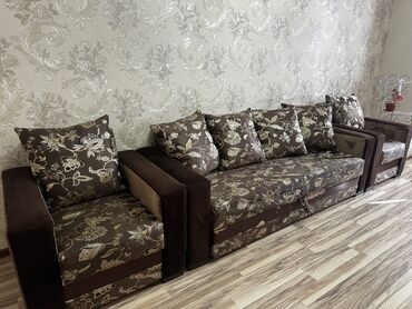 канапе диван: Бурчу бар диван, Жастыктар менен