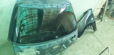 задняя крышка багажника: Задняя дверь автомобиля с интегрированным стеклом. Цвет двери –